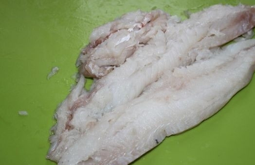 1. Этап. Жареная пикша: 2. Разрезаю тушку по хребту на 2 части, достаю хребет, вынимаю все кости. Это не займет много времени, потому как мелких костей почти нет.