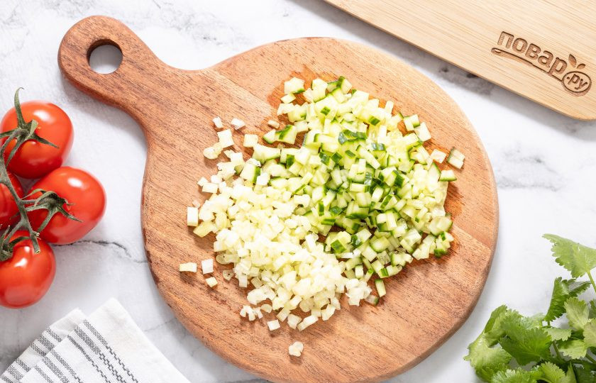 1. Этап. Суп «Кровавая Мэри»: Огурец и стебель сельдерея нарежьте на мелкие кубики или натрите на крупной терке.