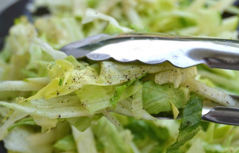 1. Этап. Салат с зелеными яблоками: 5. Посолите и поперчите по вкусу, тщательно перемешайте.