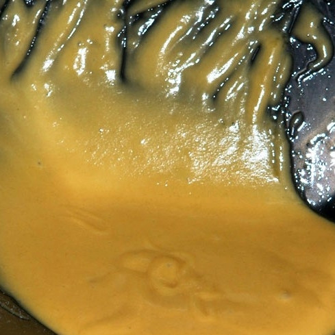 1. Этап. Блинчики на кислом молоке: Смешать яйца, сахар и соль в большой миске до растворения сахара.