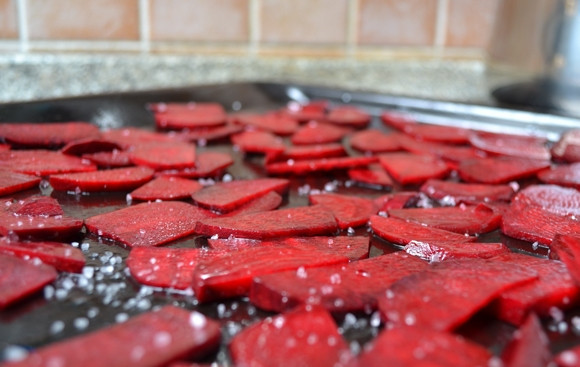 1. Этап. Салат из рукколы с кедровыми орешками: Свеклу почистите, промойте и нарежьте пластинками. Разложите овощи на противень, и посолите их. Запекайте свеклу в течение 20 минут при 200 градусах. Оставьте её охлаждаться.