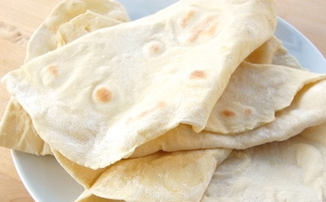 1. Этап. Армянский лаваш в духовке: Каждый лаваш выпекайте примерно около 90 секунд. Он должен вздуться. Храните испеченный лаваш под влажным полотенцем.