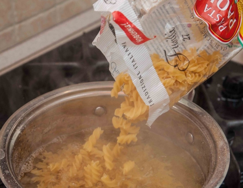 1. Этап. Паста с лососем и креветками: 2. Пасту отвариваю в подсоленной воде с добавлением оливкового масла 3-5 минут, она должна быть недоваренной.