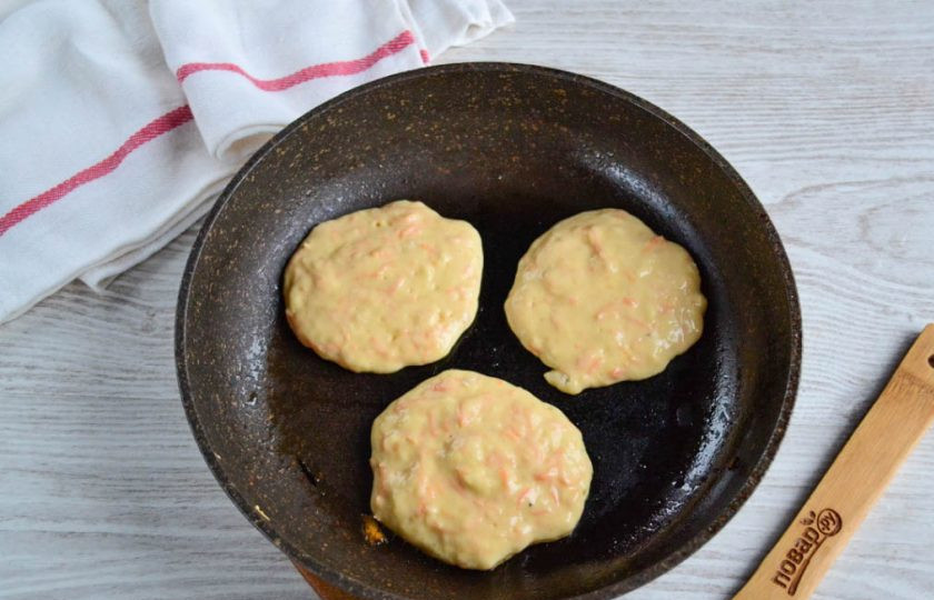 1. Этап. Оладьи с морковью на кефире: В сковороде разогрейте растительное масло. Выложите ложкой тесто. Оно достаточно густое, поэтому не растекается по сковороде. Когда тесто схватится, переверните оладьи на другую сторону, и вы будете удивлены, как они начнут подниматься!