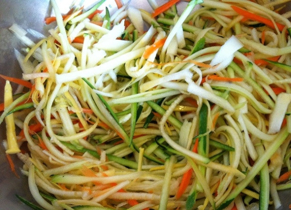 1. Этап. Шампиньоны, фаршированные овощами: 1. Сначала подготовьте овощи. Кабачок, морковь и цукини почистите и нашинкуйте тонкими длинными полосками.