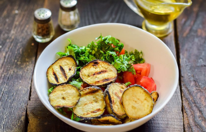 1. Этап. Хрустящие баклажаны с помидорами и кинзой: Сложите все ингредиенты в салатник, добавьте соль, перец, масло.