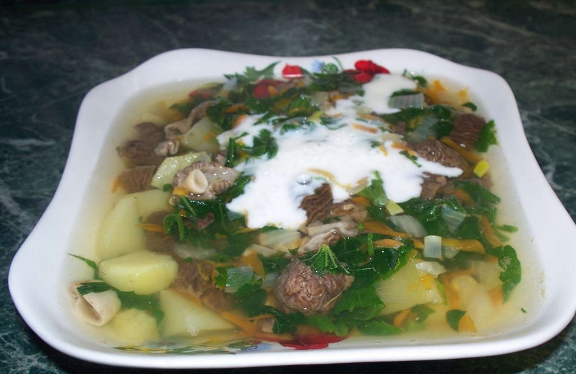 1. Этап. Cуп со сморчками и картофелем: Варите суп в течение 20 минут. Украсьте его в конце зеленью и сметаной (лучше всего делать это, когда суп уже разлит по тарелкам). Приятного аппетита!