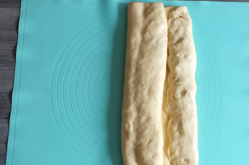 1. Этап. Дрожжевой пирог с яблоками и изюмом: Прикрытой частью с изюмом накройте полосу с орехами. Полосу с яблоками, прикройте сводным краем пласта.