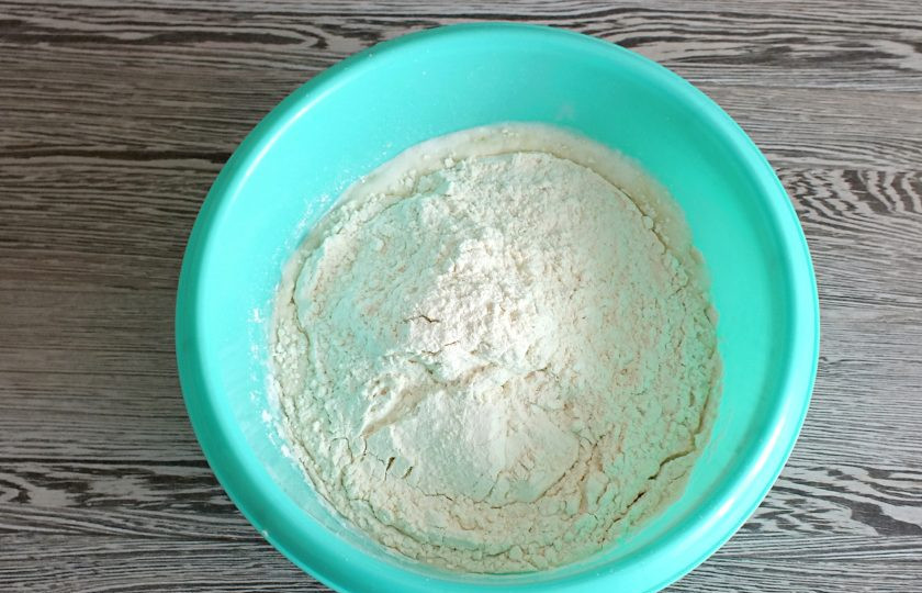 1. Этап. Жаворонки на Сретение: По истечении времени добавьте 3 ст. муки.