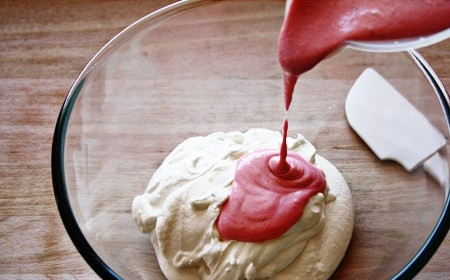 1. Этап. Тортик с клубникой: 3. В глубокой мисочке взбейте сливки. Добавьте клубничный крем.