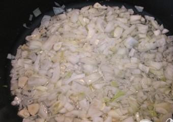 1. Этап. Салат из говядины с омлетом: 2. Мелко порубить лук и чеснок. Пассировать их на оливковом масле до мягкого состояния. Смешать их с нарезанным мясом и дать остыть.
