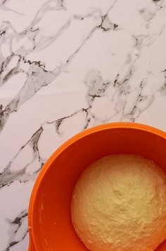 1. Этап. Отрывной пирог с творогом: Всыпать муку и замесить мягкое тесто. Оставить подниматься в теплом месте на 1 час.