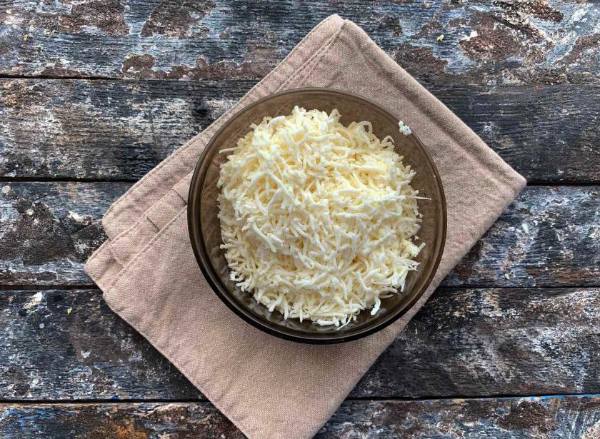 1. Этап. Адыгейские лепешки на кефире: Сыр натрите на мелкой терке.