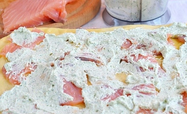 1. Этап. Рулеты с семгой: Расплавленный сыр растяните в тонкий прямоугольник. Сверху распределите начинку и кусочки тонко нарезанной сёмги.