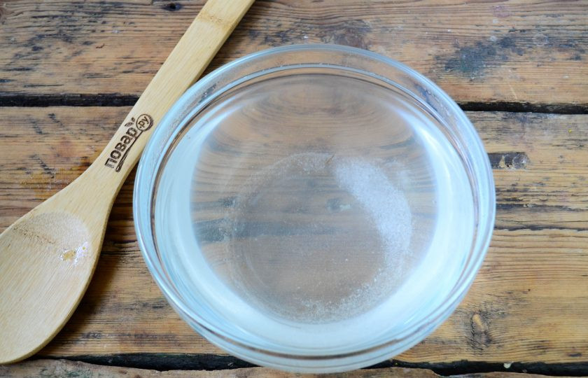 1. Этап. Малосольные огурцы за сутки: Подготовьте рассол. В горячей, но не кипящей воде, растворите соль.