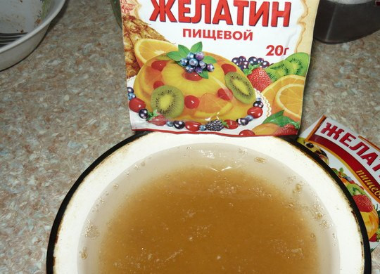 1. Этап. Желе из вишни на зиму: Затем высыпаем желатин в миску и заливаем его пол литрами воды, оставляем на время, чтобы желатине разбух.