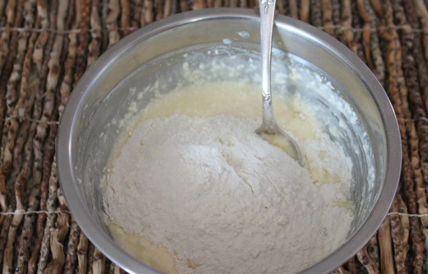 1. Этап. Печенье Шарики: Порциями добавляем муку с разрыхлителем и замешиваем тесто.