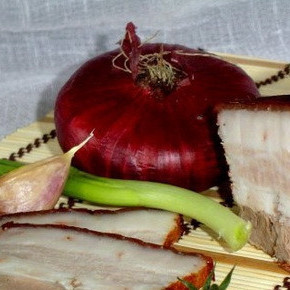 Сало, варенное в луковой шелухе