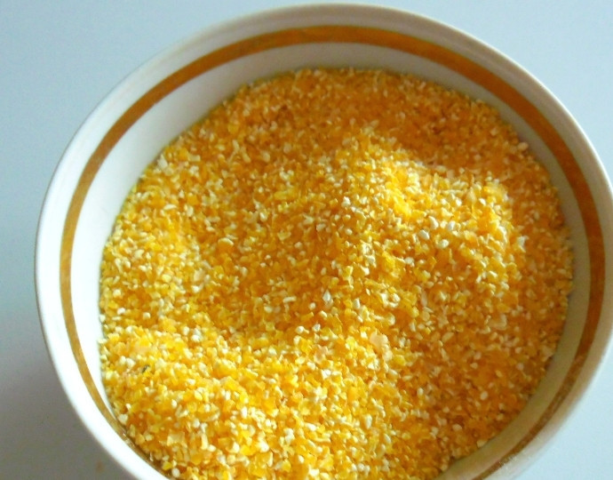 1. Этап. Каша в скороварке: Отмерьте 100 грамм кукурузной крупы. Здесь важно соблюсти пропорцию, чтобы каша не вышла слишком густой. На 1 литр молока нужно брать не более 100 грамм крупы.