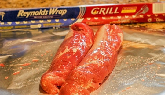 1. Этап. Свинина в фольге: Кусочки свиной вырезки промойте, обсушите, выложите на фольгу и присыпьте солью и перцем.