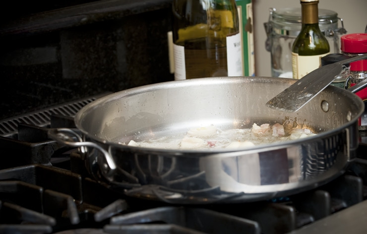 1. Этап. Курица с клубникой: 4. Нагрейте на среднем огне большую сковороду со смесью из оливкового и сливочного масла. Обжарьте на масле нарезанный лук до золотистого цвета.