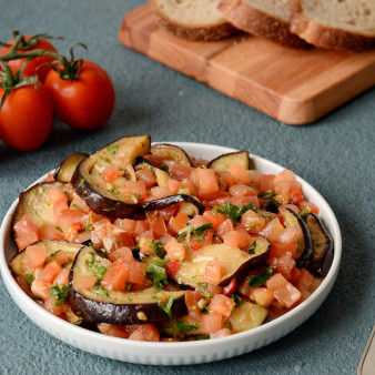 Острая закуска из баклажанов с помидорами