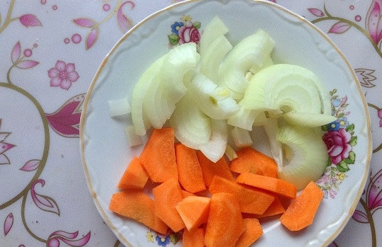 1. Этап. Карась в фольге в духовке: 3. Морковь и лук очистите и измельчите.