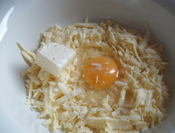 1. Этап. Аджарские хачапури Лодочка: 4. В глубокую мисочку отправьте сыр, 1 яйцо и небольшой кусочек сливочного масла.