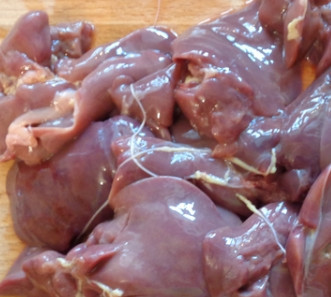 1. Этап. Печень в сливках (оригинальный рецепт): Первым делом начинаем с подготовки основных ингредиентов. Куриную печень промываем под водой, нарезаем на кусочки.