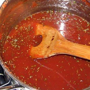 1. Этап. Сырный Тортеллини с мясным соусом: Ставим кастрюлю на огонь.Добавляем в томатный сок щепотку красного перца, немного сухого орегано, здоровую щепотку Хербес де Прованс, 1 / 4 чашки бальзамического уксуса и 1 / 3 стакана сахара. Усиливаем огонь.