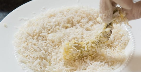 1. Этап. Креветки в кокосовой стружке: И, наконец, креветки присыпьте кокосом.