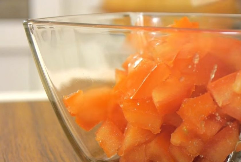 1. Этап. Салат Обед Цезаря: 1. Помидоры разрежьте, удалите семена и нарежьте мякоть крупными кубиками. Так же нарежьте обжаренное куриное филе. Твердый сыр натрите на крупной терке.