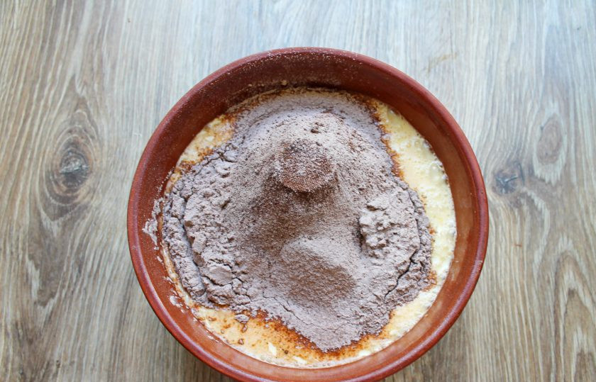 1. Этап. Шоколадный торт на молоке: Просейте в миску мучную массу и аккуратно перемешайте до однородного теста.