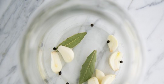 1. Этап. Цукини быстрого маринования: В банку положить чеснок, лавровый лист и перец-горошек.