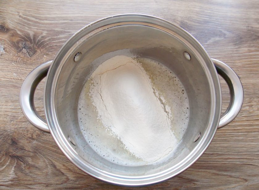 1. Этап. Хворост Ажурный: Просейте муку через мелкое сито в жидкую массу.