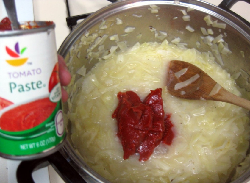 1. Этап. Постный суп из капусты: 5. Через полчаса добавьте томатную пасту или тертые томаты, оставшуюся воду, соль, сахар и уксус. Перемешайте. Повысьте температуру до средне-высокой.