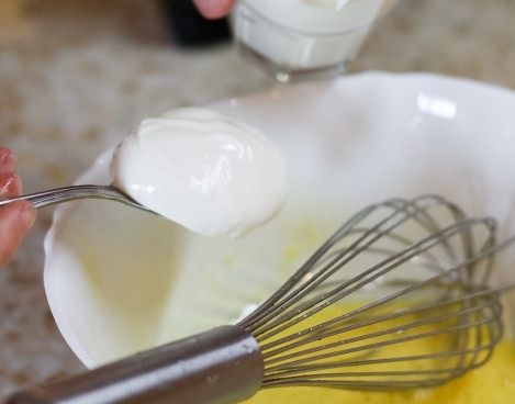 1. Этап. Тутманик: Добавляем ко взбитым яйцам сметану и еще раз все взбиваем.