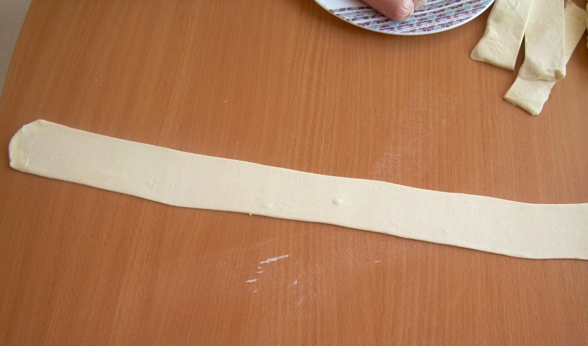 1. Этап. Сосиски в слоеном дрожжевом тесте в духовке: 2. Каждую полоску теста раскатываю по длине, чтобы она была тонкой.