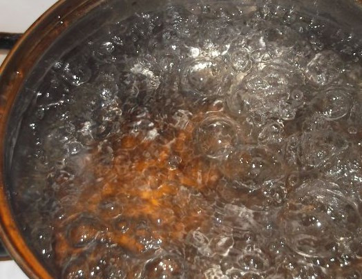 1. Этап. Помидоры в собственном соку на зиму: Вскипятить литр воды.