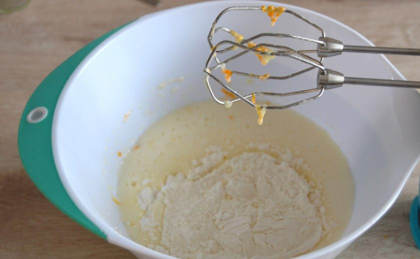 1. Этап. Апельсиновый ганаш: Всыпьте муку с разрыхлителем, взбейте миксером до однородности.
