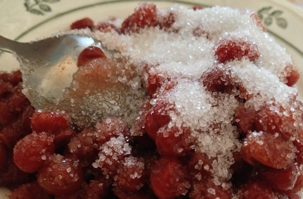 1. Этап. Пирожки с клюквой: 3. За это время можно подготовить начинку. Для этого нужно соединить клюкву с сахаром и тщательно перемешать. Чтобы пирожки с клюквой в домашних условиях не потекли, всыпать кукурузный крахмал. Вот и все, начинка готова. При желании можно добавить немного ванильного сахара для аромата.