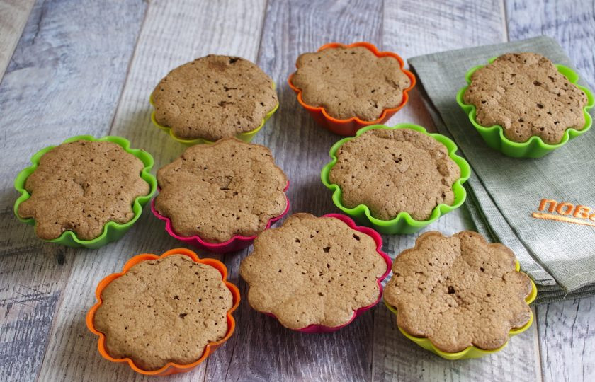 1. Этап. Шоколадные капкейки: 5. Выпекайте в разогретой духовке в течение 30 минут при 180 градусах. Остудите, выньте из формочек, полностью остудите на решетке.