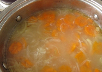 1. Этап. Суп из консервированного тунца: Опускаем в воду рис, морковь и обжаренный лучок.
