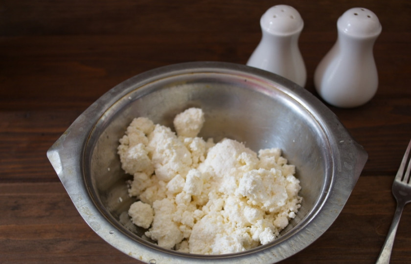 1. Этап. Творог с зеленью и огурцом: Творог кладем в миску. Лучше брать сухой творог и не очень жирный.