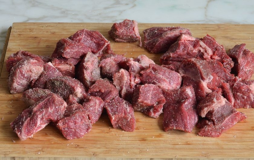 1. Этап. Жаркое из говядины с овощами: 2. Подсолите и поперчите по вкусу.