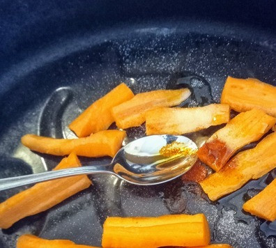 1. Этап. Салат из моркови, апельсина, кунжута, фасоли: Разогреть духовку до 220С. Выложить морковь в ёмкость для запекания, смешать с паприкой, солью, одной чайной ложкой соли и одной столовой ложкой оливкового масла. Запекать в духовке 40 минут. В последние 5 минут добавить мед,