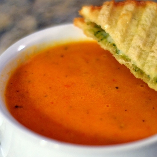 1. Этап. Томатный суп-пюре: Томатный суп-пюре готов. Вместе с супом я обычно подаю гренки с сыром - очень вкусно получается. Приятного аппетита!