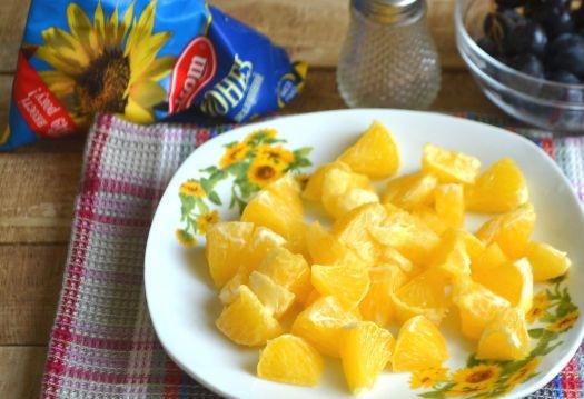 1. Этап. Салат с курицей, авокадо и киви: 4. Апельсин нужно очистить от кожуры и прожилок. Нарезаем также кубиками, удаляем семечки, если встречаются.