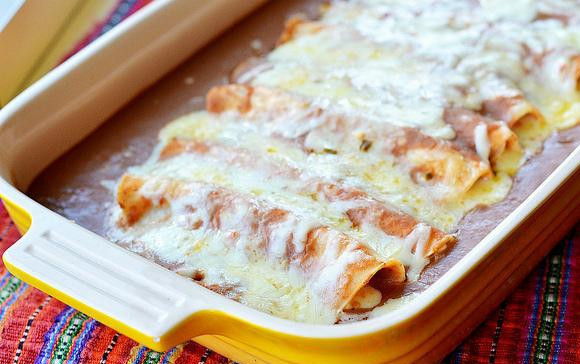 1. Этап. Энфриджоладас: 5. Выпекать в духовке при 175 градусах в течение 10-15 минут, пока сыр не расплавится.