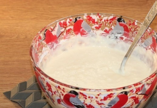 1. Этап. Блинные конвертики с индейкой и картофелем: 3. Небольшими порциями подсыпаем муку и перемешиваем тесто ложкой, а затем венчиком. В конце наливаем в тесто растительное масло (1 ст. л.). Тесто готово! Закрываем миску с тестом пленкой и ставим в сторону.